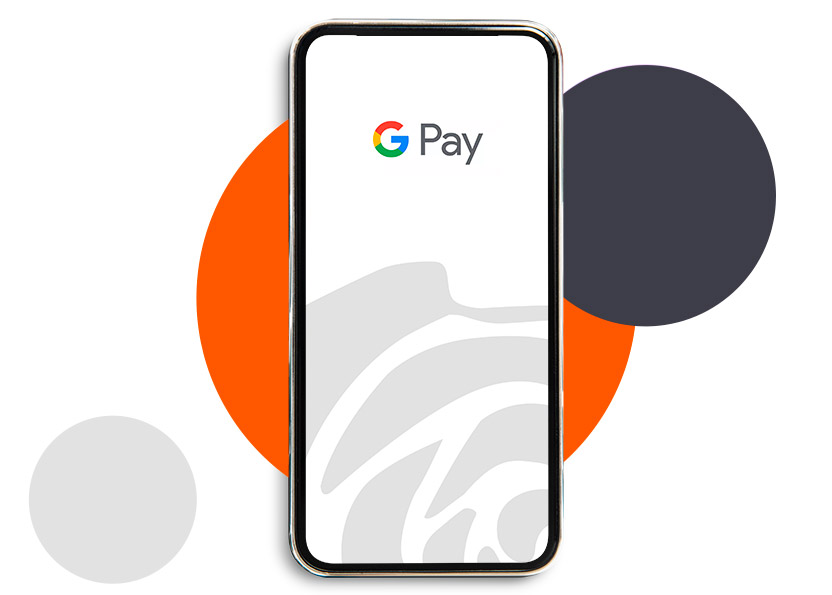 Smartfon na kreatywnym tle z dużych kolorowych kół. Na ekranie smartfona widoczne logo Google Pay