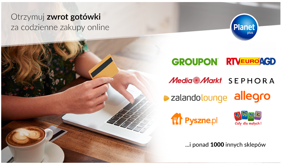 Baner promocyjny. Po lewej stronie kobieta, która z kawą siedzi przy komputerze i płaci kartą płatniczą. Po prawej stronie loga wielu znanych marek. Hasło: Otrzymuj zwrot gotówki za codzienne zakupy online