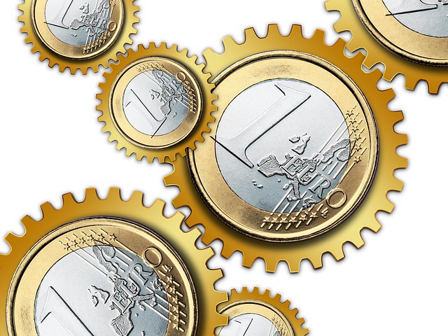 Kreatywna grafika: monety euro otoczone kółkami zębatymi