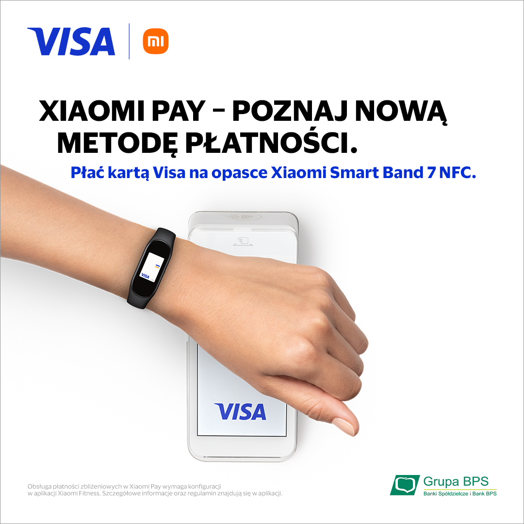 Grafika reklamowa: dłoń z opaską sportową na nadgarstku, a w tle smartfon z logo VISA na ekranie. Na górze hasło: XIAOMI Pay - poznaj nową metodę płatności. Płać kartą Visa na opsace Xiaomi Smart Band 7 NFC