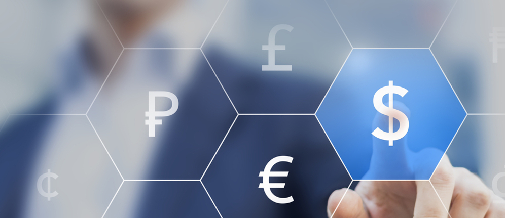 Kreatywna grafika: schemat z linii układających się w kształt plasta miodu. W każdym polu symbol obcej waluty: euro, dolara, funta i innych. Mężczyzna w garniturze wskazuje symbol dolara